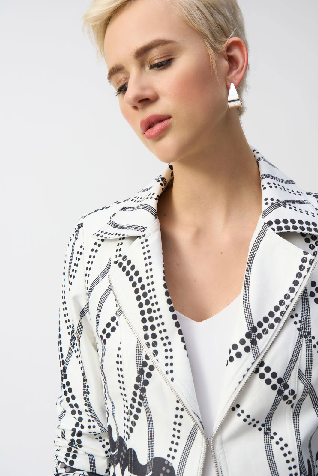 Elevated by a stunning floral print, this Joseph Ribkoff fitted faux-suede jacket is destined to be the focal point of any outfit. With a sophisticated notched collar and a single hook & eye closure, this signature layering piece will breathe life into your wardrobe.