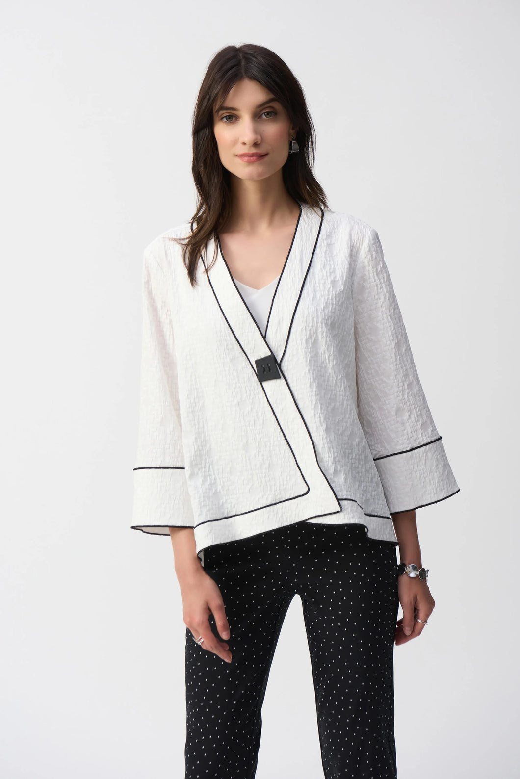 This Joseph Ribkoff jacket highlights flawless style and undeniable poise. Crafted in a jacquard fabric, the garment presents a chic swing silhouette with a charming front button closure creating a beautiful V-shaped neckline when secured. The three-quarter cuffed sleeves lend a bold look to this remarkable contemporary piece.